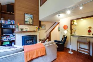 Snowater Condo #85 - Fireplace - 2-Story Sleeps 4