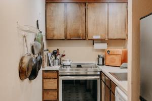 Snowater Condo 85 - Fireplace - 2-Story Sleeps 4