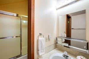 Snowater Condo #85 - Fireplace - 2-Story Sleeps 4