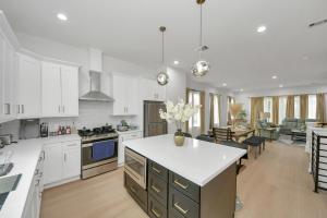 3Bdr 6Beds in Ellegant Home with Rooftop Lounge and SkylineView