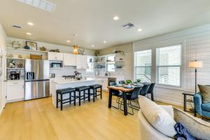 1 Mi to Beach: Home w Pool Access in Port Aransas