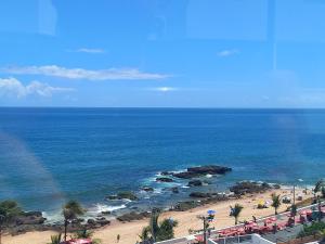 Aconchegante duplex 2 quartos frente mar piscina no Rio Vermelho