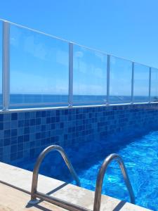 Aconchegante duplex 2 quartos frente mar piscina no Rio Vermelho