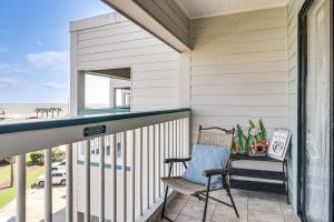 Walk to Galveston Beach Condo with Ocean Views!