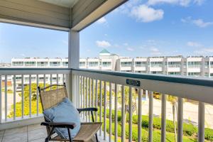 Walk to Galveston Beach Condo with Ocean Views!