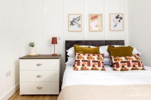 Chic-5bed-5bath-FreeParking-By FabAccommodation