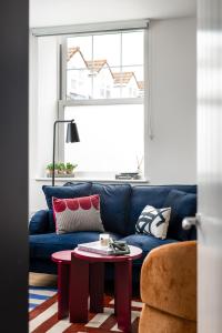 Chic-5bed-5bath-FreeParking-By FabAccommodation