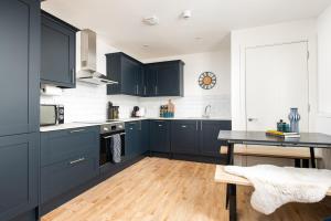 Chic-5bed-5bath-FreeParking-By FabAccommodation