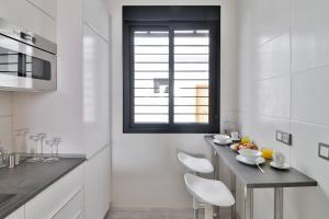 C88 - Deluxe Apartment Downtown with Pool and Parking