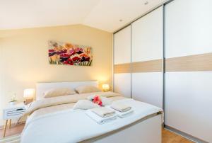 Apartments by the sea Trogir - 23836