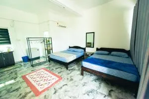 MKB Homestay - Landed Studio room with 2 Queen bed and Free Parking - Kampong Kebun Baharu