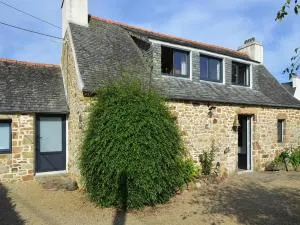 Natural stone house with maritime flair - Kerven