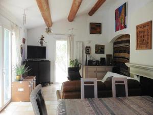 Maisons de vacances Cozy Vacation House with Pool, Vernegues : photos des chambres