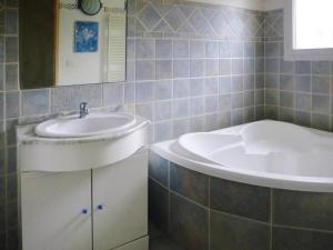 Maisons de vacances Cozy Vacation House with Pool, Vernegues : photos des chambres