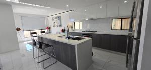 시드니 Luxury Five Bedroom House at the Ponds 싱글룸 로비