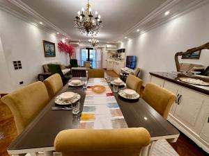 Vintage Charm & Spacious Comfort in Zayed 2000 - only families & single travelers