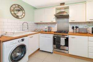 Modern 4-Bedroom Contractor House in Hampton near pubs and restaurants with Free WiFi - Managed by Your Lettings Short Lets & Serviced Accommodation Peterborough
