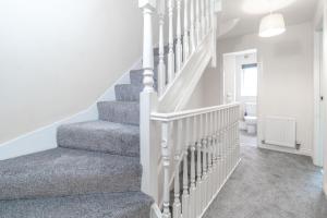 Modern 4-Bedroom Contractor House in Hampton near pubs and restaurants with Free WiFi - Managed by Your Lettings Short Lets & Serviced Accommodation Peterborough