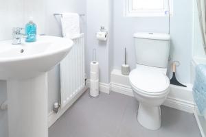 Modern 4-Bedroom Contractor House in Hampton near pubs and restaurants with Free WiFi - Managed by Your Lettings Short Lets & Serviced Accommodation Peterborough