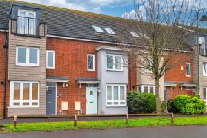 Modern 4-Bedroom Contractor House in Hampton near pubs and restaurants with Free WiFi - Managed by Your Lettings Short Lets & Serviced Accommodation Peterborough