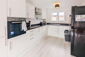 5-Bedroom Budget Contractor House with 10 Beds Free Parking and Free WiFi - Outfield Homes by Your Lettings Short Lets & Serviced Accommodation Peterborough