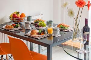 5-Bedroom Budget Contractor House with 10 Beds Free Parking and Free WiFi - Outfield Homes by Your Lettings Short Lets & Serviced Accommodation Peterborough