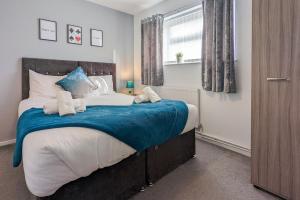 5-Bedroom Budget Contractor House with 10 Beds Free Parking and Free WiFi - Outfield Homes by Your Lettings Short Lets & Serviced Accommodation Peterborough