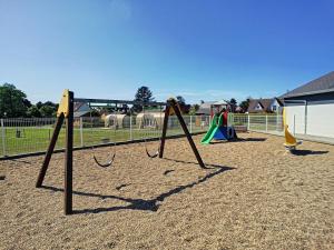 Maisons de vacances Mobile-home Grand Confort 4 pers, 2 ch, 2 sdb, plage, piscine, fitness, terrasse - Jullouville - FR-1-361A-57 : Mobile Home