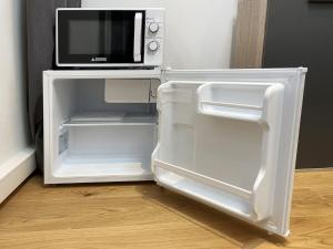 Appartements HOMEY TINY - Chambre privee - Situee en Hyper-centre - Disney Plus et Wifi inclus - Sans SDB - Proche de Geneve et des transports en commun : photos des chambres