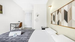 Maisons d'hotes LA COLOC CHOCO - Belle Colocation en hypercentre / 5 chambres privees / Salle de bains privative / Proche Gare et Tram / Wifi et Netflix : photos des chambres