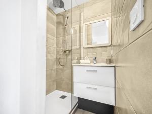 Maisons d'hotes LA COLOC CHOCO - Belle Colocation en hypercentre / 5 chambres privees / Salle de bains privative / Proche Gare et Tram / Wifi et Netflix : photos des chambres