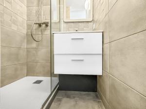 Maisons d'hotes LA COLOC CHOCO - Belle Colocation en hypercentre / 5 chambres privees / Salle de bains privative / Proche Gare et Tram / Wifi et Netflix : photos des chambres