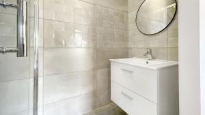 Maisons d'hotes LA COLOC CHOCO - Belle Colocation en hypercentre / 5 chambres privees / Salle de bains privative / Proche Gare et Tram / Wifi et Netflix : photos des chambres