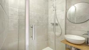 Maisons d'hotes LA COLOC CHOCO - Belle Colocation en hypercentre / 5 chambres privees / Salle de bains privative / Proche Gare et Tram / Wifi et Netflix : photos des chambres