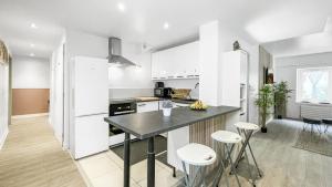 Maisons d'hotes LA COLOC CHOCO - Belle Colocation en hypercentre / 5 chambres privees / Salle de bains privative / Proche Gare et Tram / Wifi et Netflix : photos des chambres