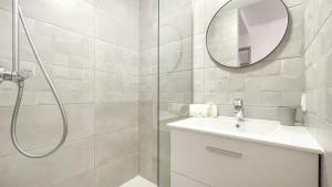 Maisons d'hotes LA COLOC CHOCO - Belle Colocation en hypercentre / 5 chambres privees / Salle de bains privative / Proche Gare et Tram / Wifi et Netflix : Chambre Double avec Salle de Bains Privative