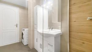 Maisons d'hotes HOMEY LA COLOC BRILLANT - Colocation haut de gamme de 3 chambres uniques et privees / Proche centre-ville et transports en commun / Balcons / Wifi gratuit : Chambre Simple avec Balcon