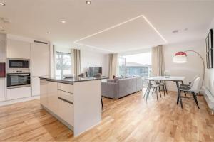 Square Green - No 14 Balcony