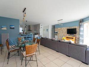 Maison spacieuse à 600m du lac, 8 pers., piscine - FR-1-50-161