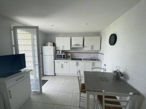 Appartements T2 2* avec Terrasse & Jardinet - 400m Plage - FR-1-738-45 : photos des chambres