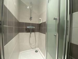 Appartements T2 2* avec Terrasse & Jardinet - 400m Plage - FR-1-738-45 : photos des chambres