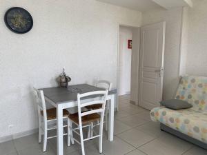Appartements T2 2* avec Terrasse & Jardinet - 400m Plage - FR-1-738-45 : photos des chambres