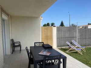 Appartements T2 2* avec Terrasse & Jardinet - 400m Plage - FR-1-738-45 : photos des chambres