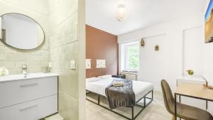 Maisons d'hotes LA COLOC CHOCO - Belle Colocation en hypercentre / 5 chambres privees / Salle de bains privative / Proche Gare et Tram / Wifi et Netflix : photos des chambres