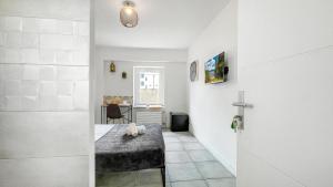 Maisons d'hotes LA COLOC CHOCO - Belle Colocation en hypercentre / 5 chambres privees / Salle de bains privative / Proche Gare et Tram / Wifi et Netflix : photos des chambres