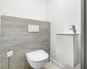 Maisons d'hotes LA COLOC CHOCO - Belle Colocation en hypercentre / 5 chambres privees / Salle de bains privative / Proche Gare et Tram / Wifi et Netflix : Chambre Double avec Salle de Bains Privative