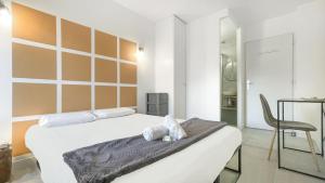 Maisons d'hotes LA COLOC CHOCO - Belle Colocation en hypercentre / 5 chambres privees / Salle de bains privative / Proche Gare et Tram / Wifi et Netflix : photos des chambres