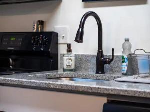 Victorian Estates - Cute Stuido - Steps To Clinic