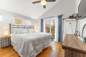 Fresh Pond Chateau Newly Renovated Bright & Cozy - Lobsterville