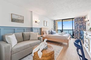 Ocean Front King Studio-Resort Building-Sleeps up to 3